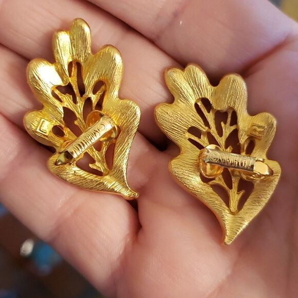 Vintage Signed Sarah Coventry  Goldtone and Green Resin Leaf Clip Earrin… - Picture 6 of 10